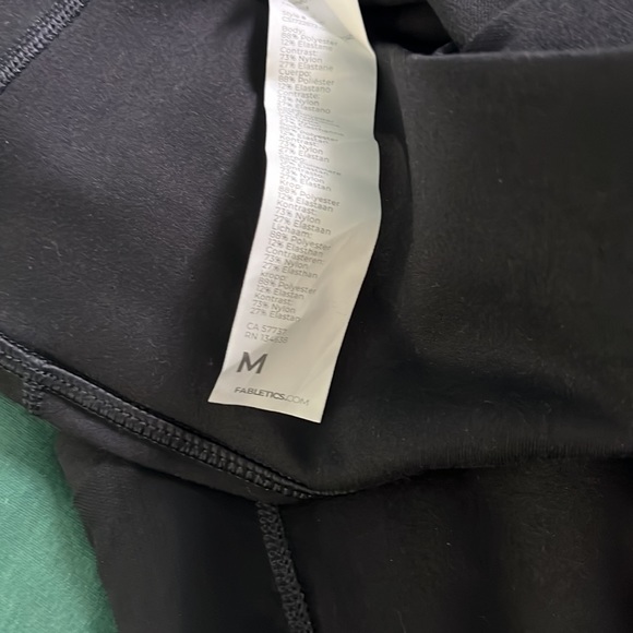 Fabletics cropped capris - Picture 4 of 4